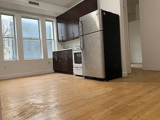 3rd image of 189 Meserole St APT 2L
