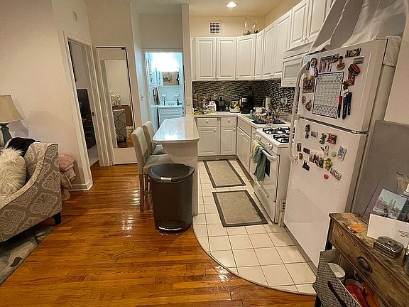5th image of 300 E 65th St #3D