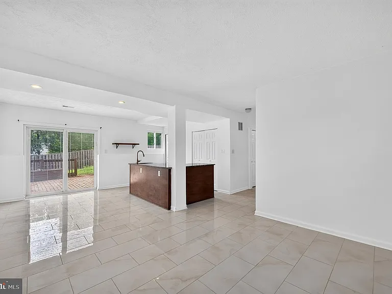 13296 Hollinger Ave — Photo 15