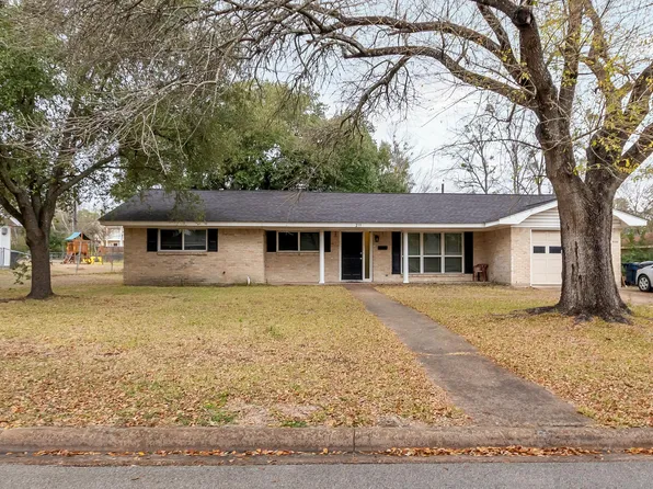 211 Redmond Dr, College Station, TX 77840