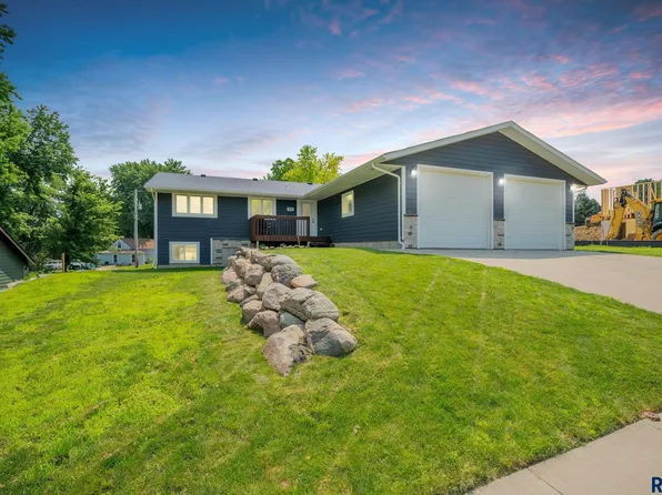 105 E 6th St, Dell Rapids, SD 57022