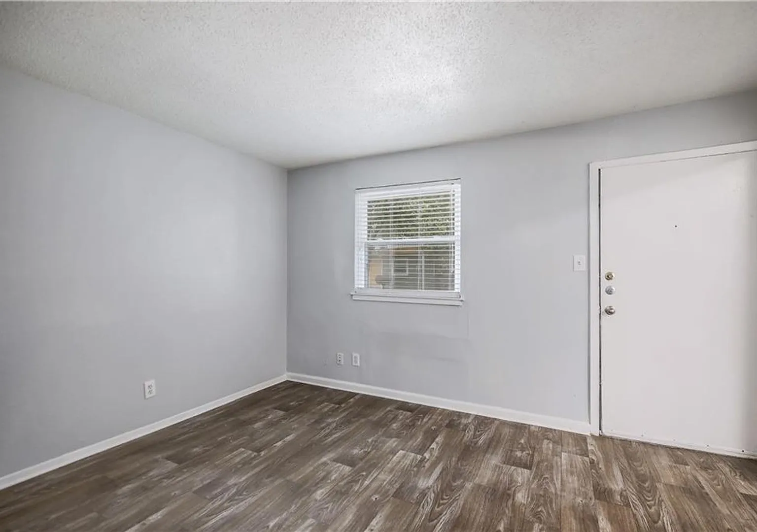 2401 Manor Rd #221 — Photo 4