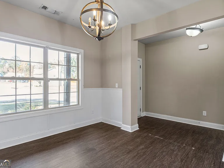 475 Louise Way — Photo 5