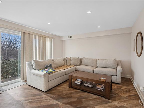 3rd image of 6534 W Montrose Ave APT 3W
