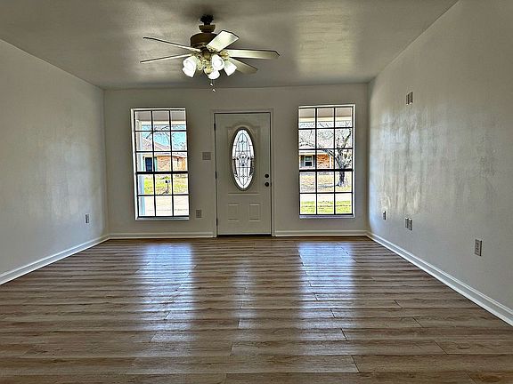 4th image of 5043 Universal Ave