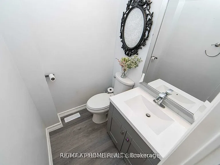 376 Kelly Cres #MAIN — Photo 11