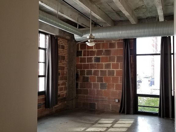 5th image of 2120 Wyandotte St