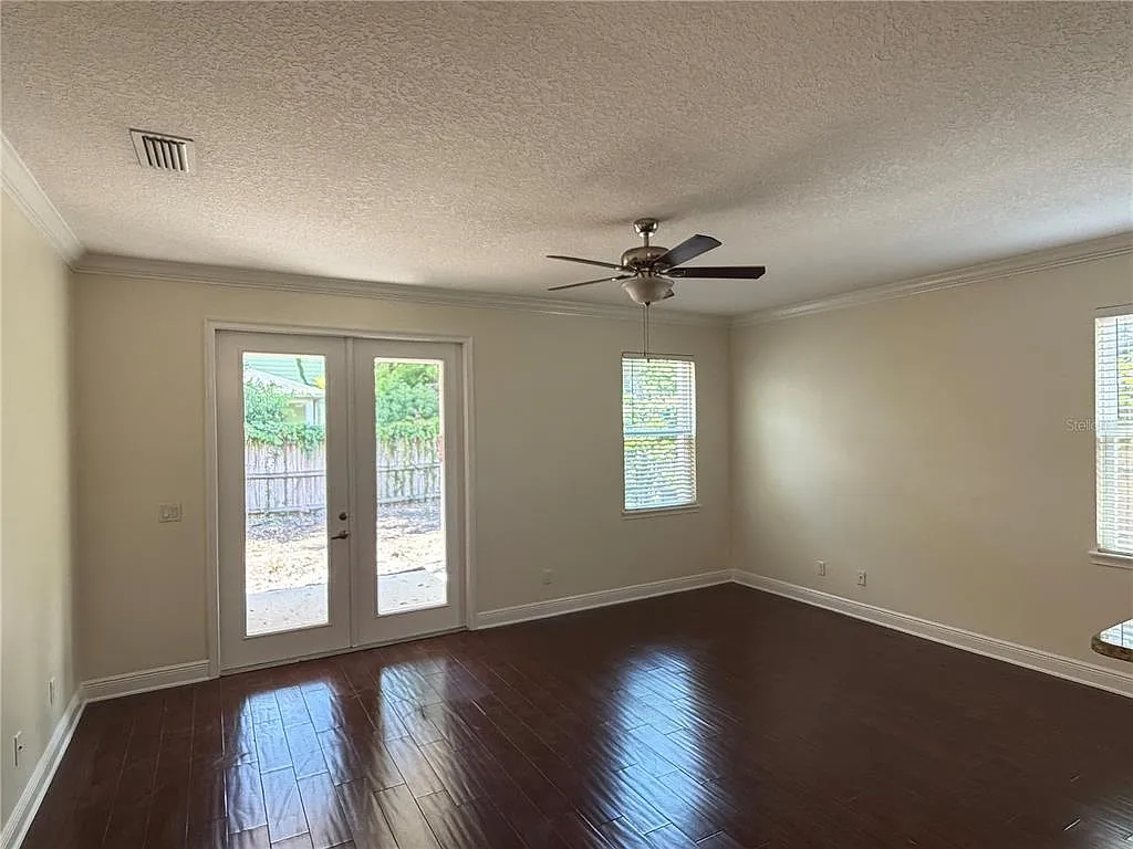 3 bed, 2.5 bath, 1994 sqft, $2,490 — Photo 2