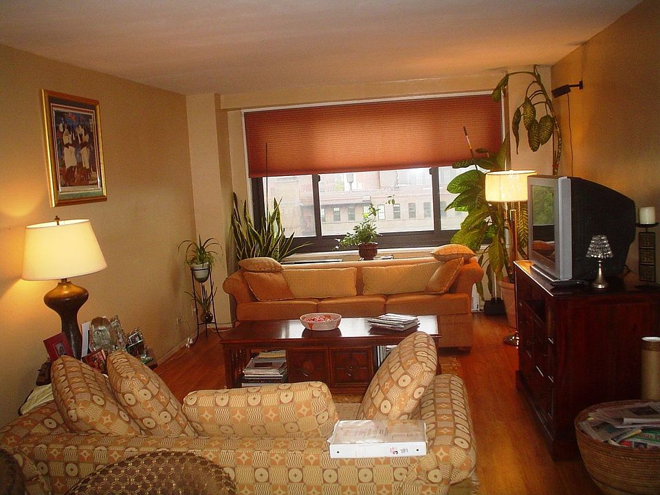 Spacious Livingrm/dining area