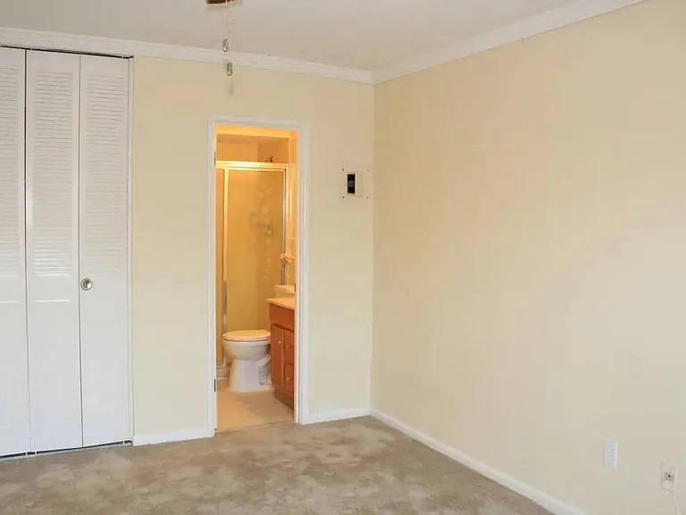 Colonial Village Apartments — Photo 29
