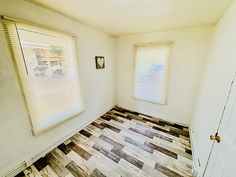 106 Charlotte St — Photo 8