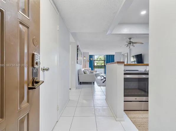 600 Parkview Dr APT 227, Hallandale Beach, FL 33009