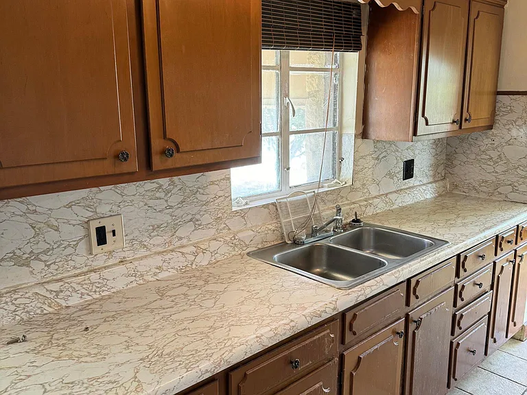807 Potomac Ave — Photo 15