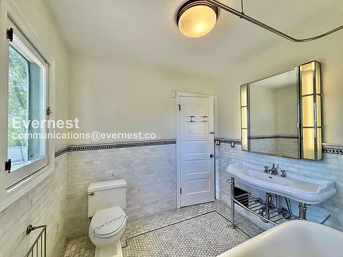 132 N Crescent Heights Blvd — Photo 25
