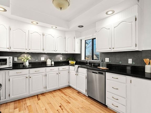 5th image of 221 Highland Ave #2