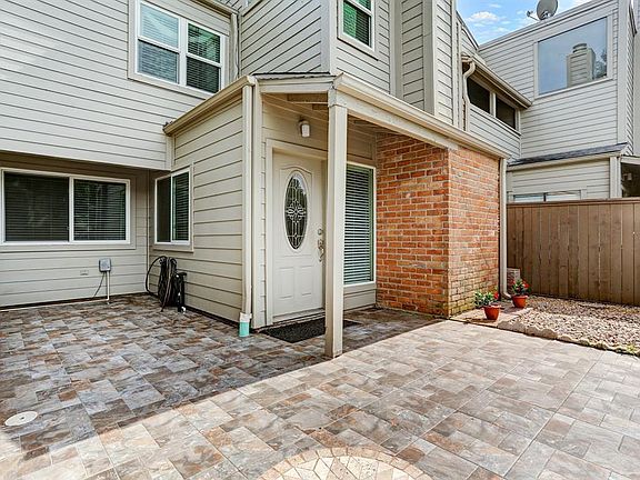 Fully fenced courtyard