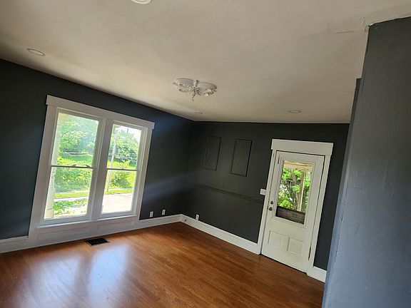 3rd image of 2354 1/2 Lagonda Ave #B