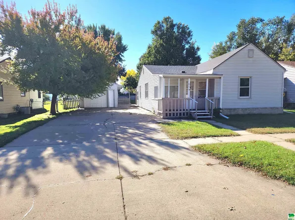 214 E 17th St, South Sioux City, NE 68776