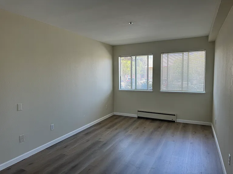 BROADWAY MANOR — Photo 13