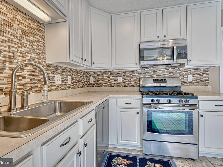 206 Colgate Dr — Photo 3