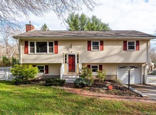 4 Nod Ln, Clinton, CT 06413