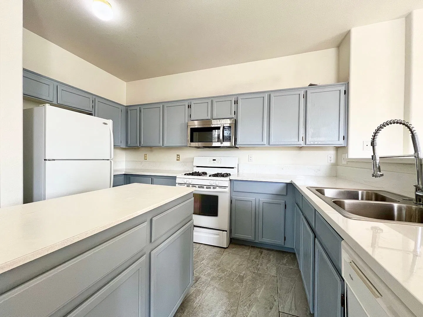3bd/2ba Single Story For Rent In A Gate Community! — Photo 2
