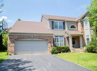 590 Treetop Ln, Gurnee, IL 60031