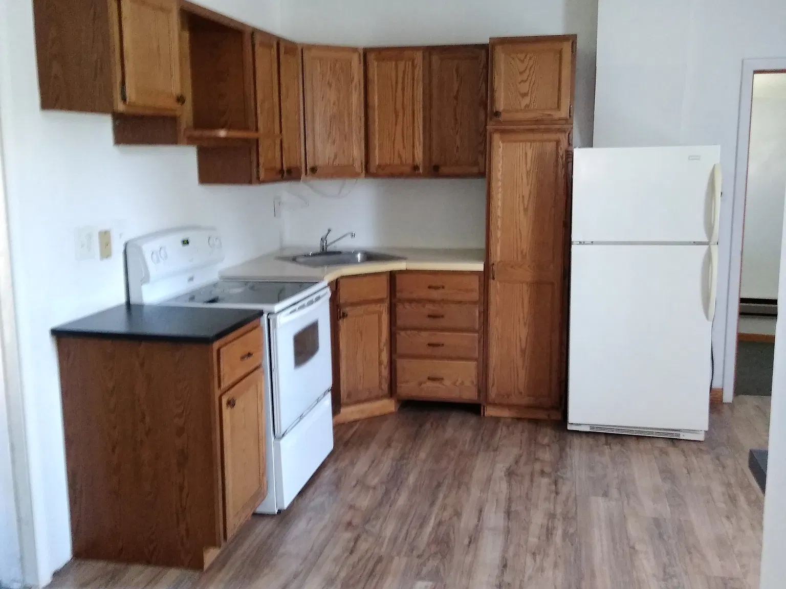 4 bed, 1027 sqft, $1,940 — Photo 3