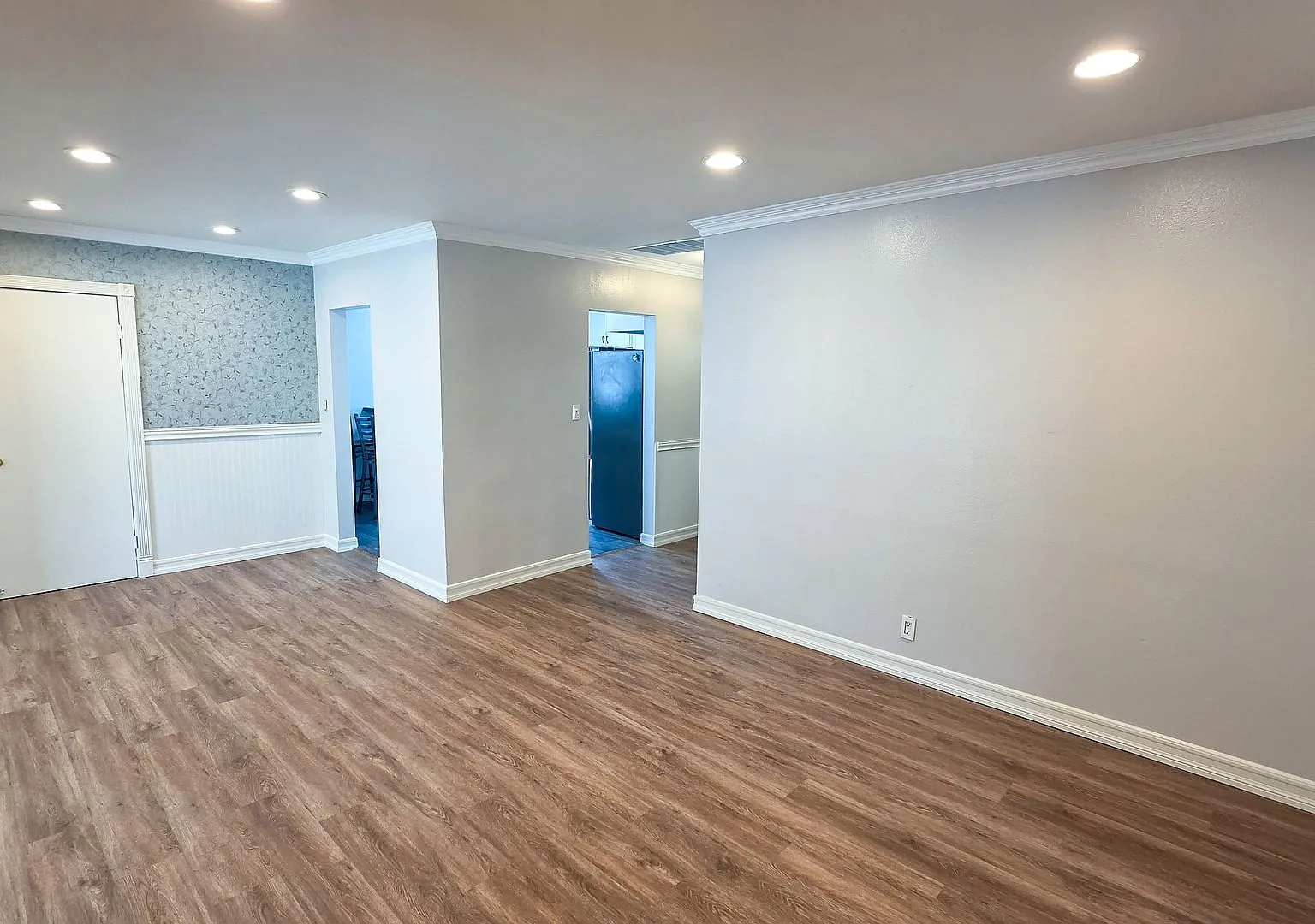 5 Bed 3 Bath House With Amazing Salt Water Pool! — Photo 3
