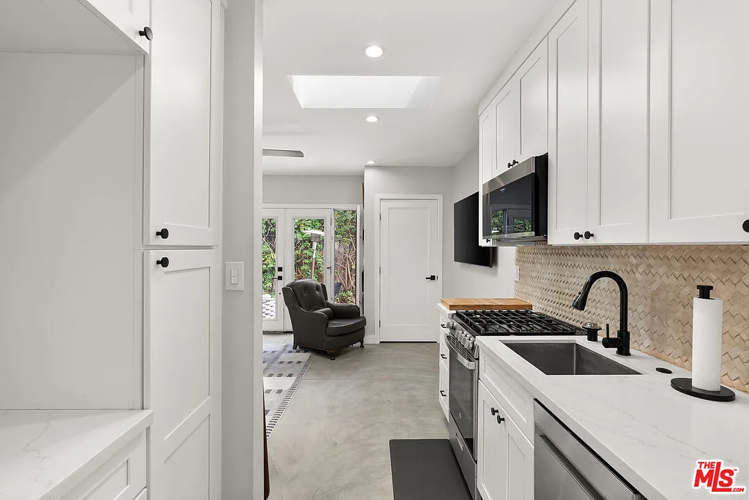 1 bed, 400 sqft, $2,400 — Photo 3