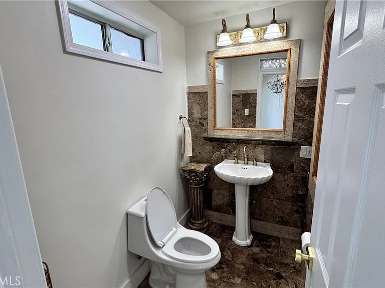 2138 N Frederic St — Photo 15