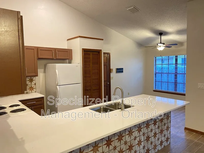 3 bed, 2.0 bath, 1800 sqft, $2,399 — Photo 3