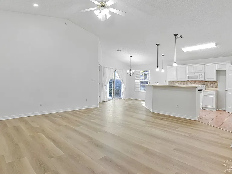 1108 Simpson St — Photo 9