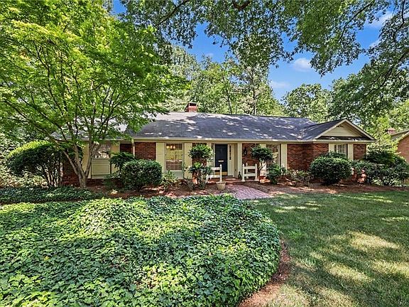2nd image of 831 Glen Echo Trl
