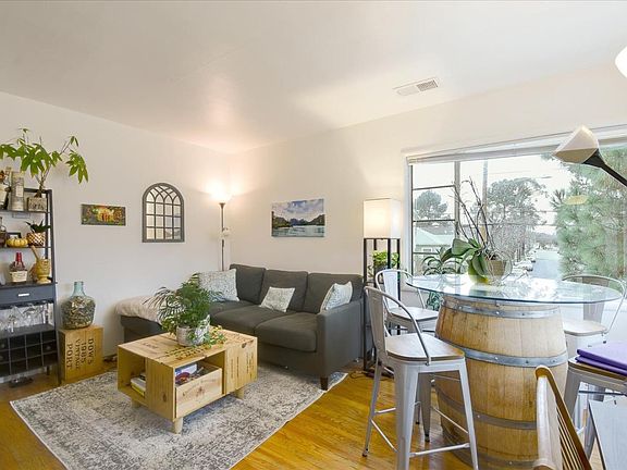 4th image of 2086 Yale St