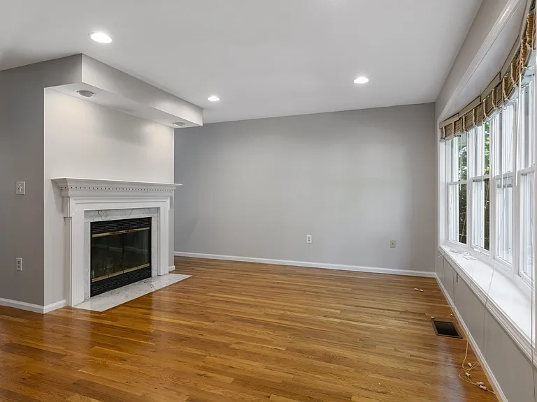 8 Locust Ln #4 — Photo 2