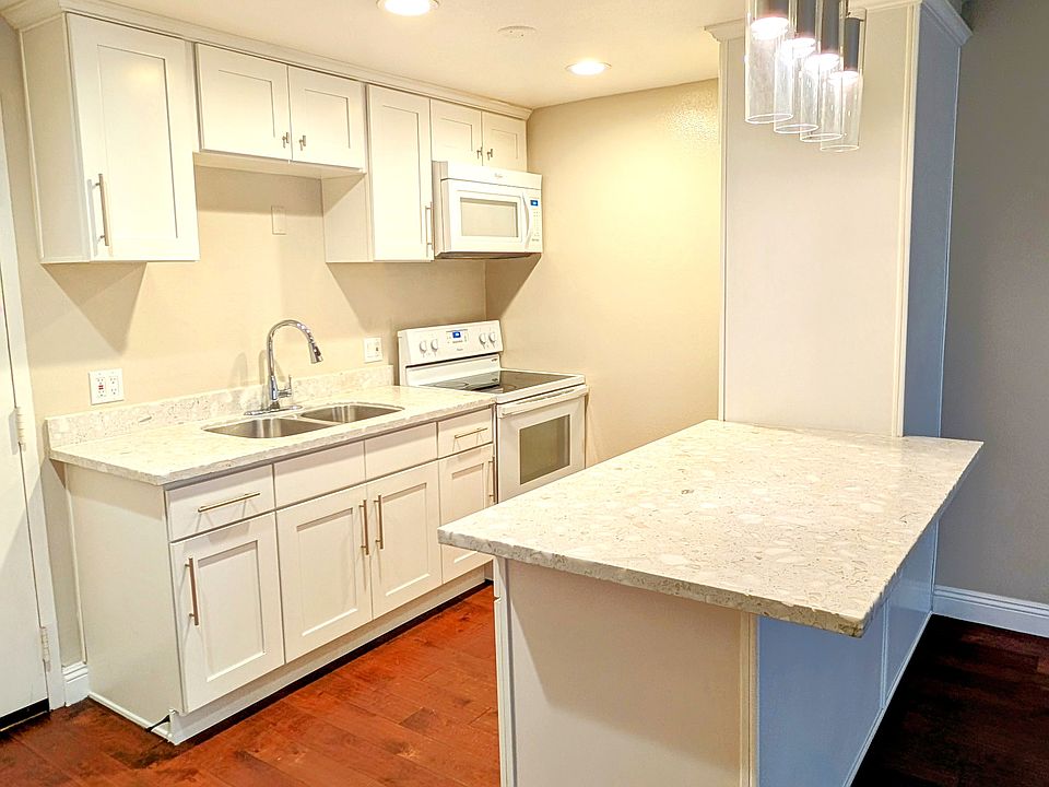 1st image of 225 W 6th St APT 301
