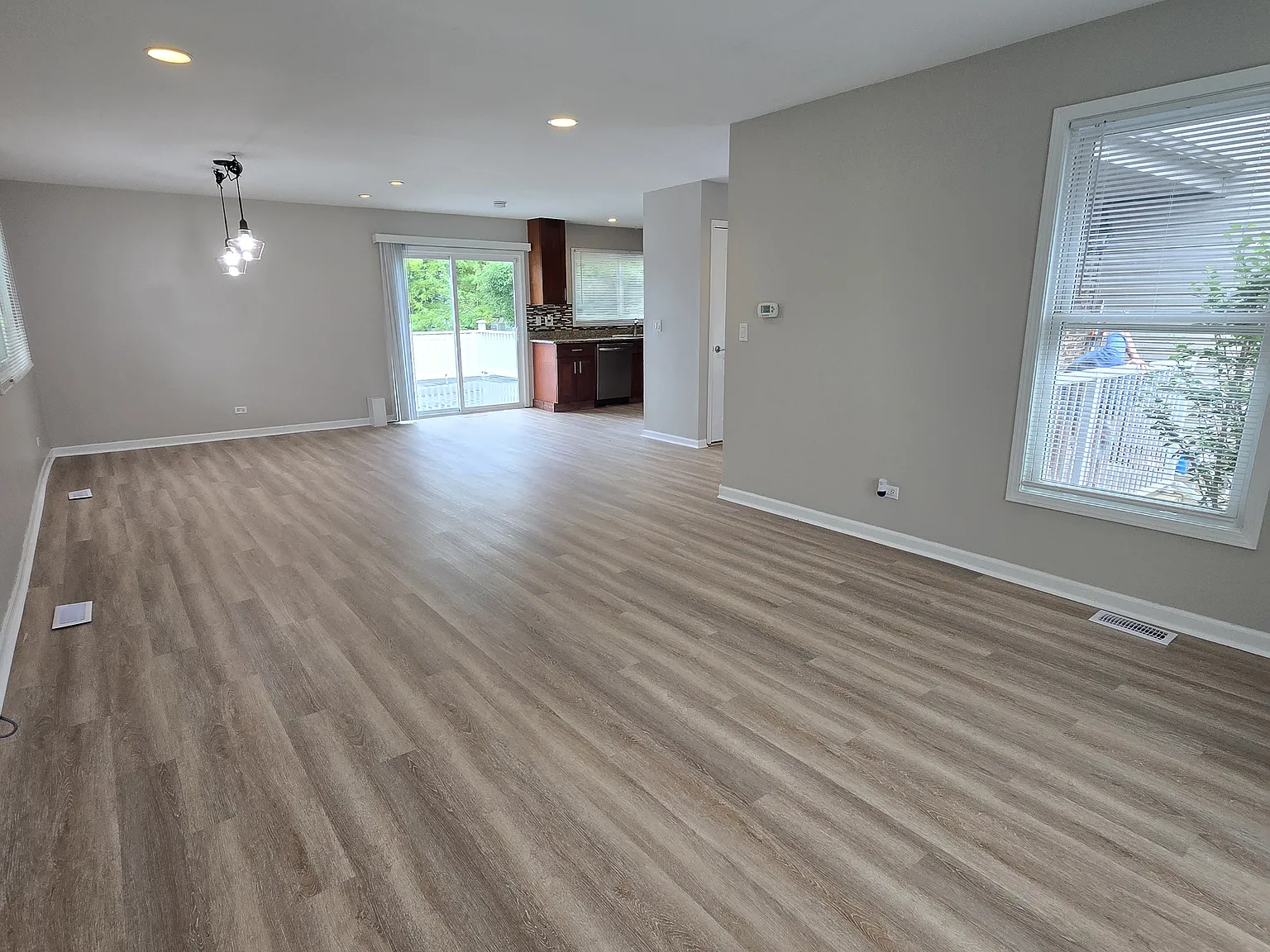 1939 Woodside Ln — Photo 3