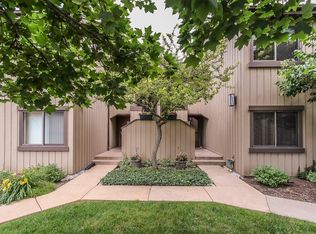 1225 Oak Hill Rd APT B, Lake Barrington, IL 60010