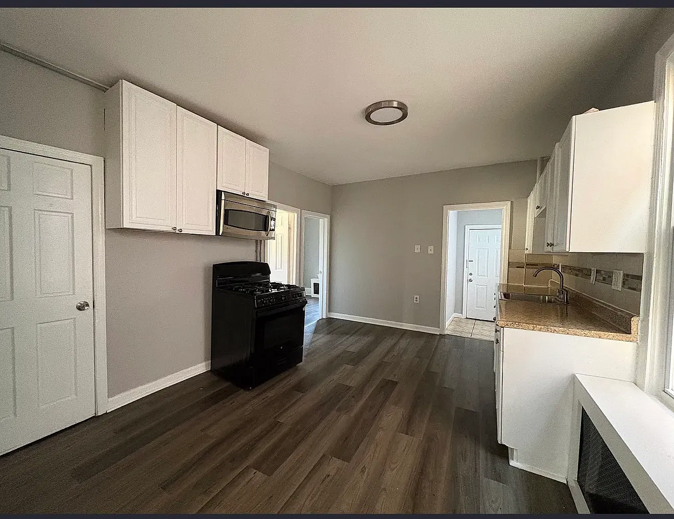 5 bed, $2,900 — Photo 1