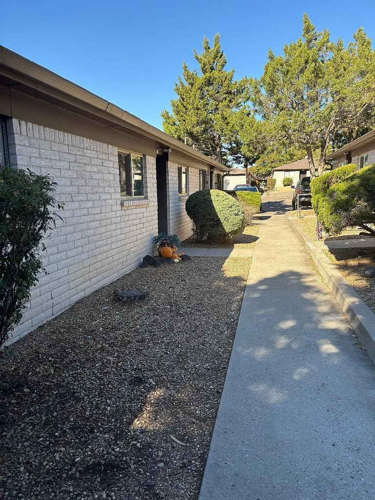 2 bed, 971 sqft, $1,600 — Photo 1