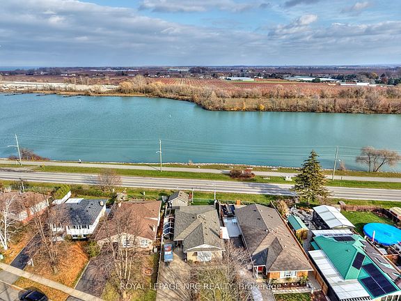 3rd image of 624 Bunting Rd