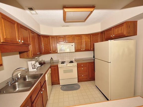 Kitchen with breakfast bar