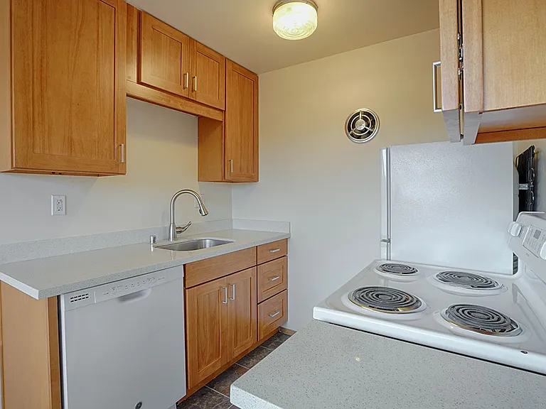 Dolores Manor Apartments — Photo 29