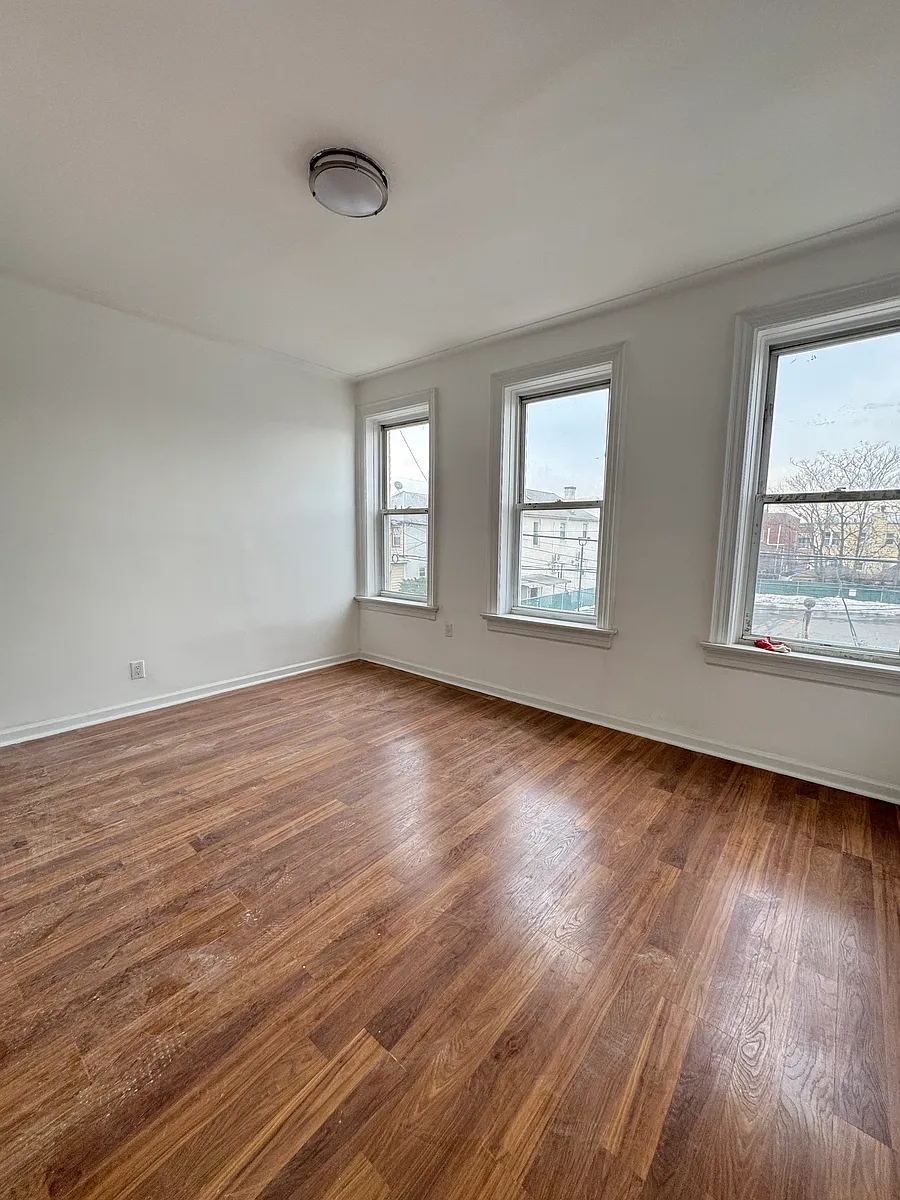 Building Photo - 2421 W 2nd St #2