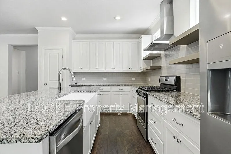 4 bed, 2.0 bath, 1978 sqft, $3,195 — Photo 4