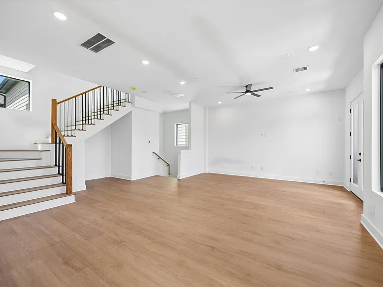 1325 W 22nd St — Photo 11