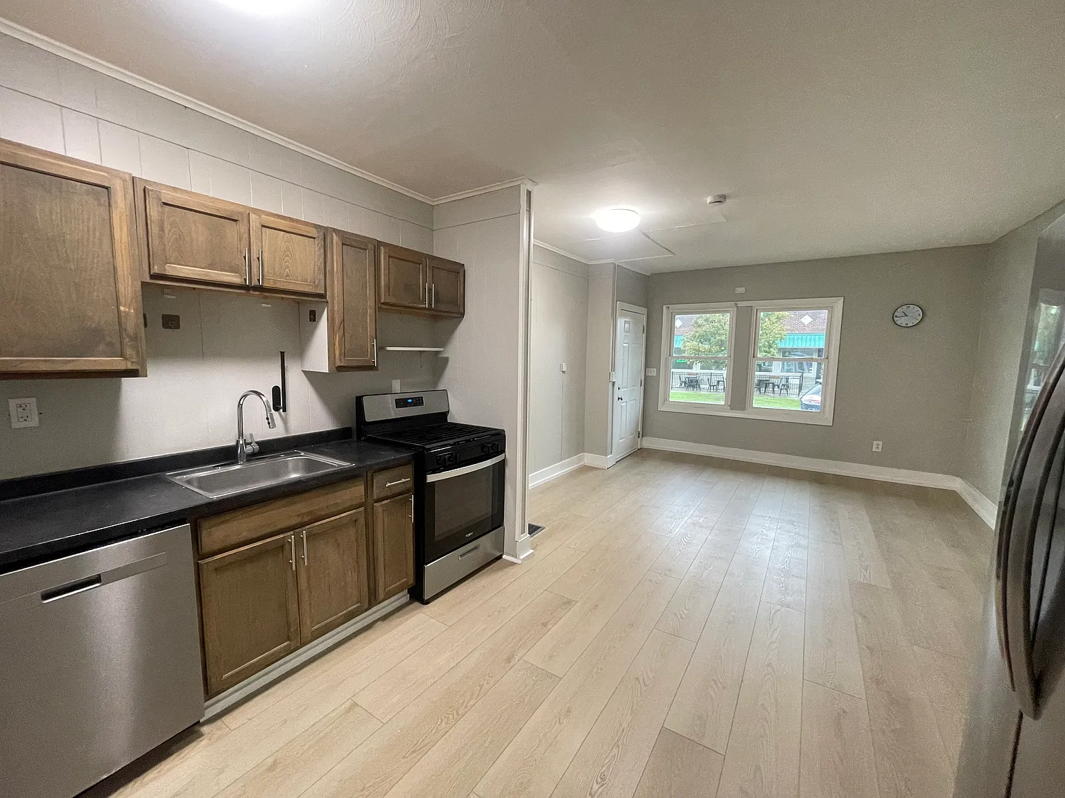 3 bed, 1000 sqft, $1,725 — Photo 2