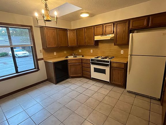 4th image of 404 Hunter Ridge Ln