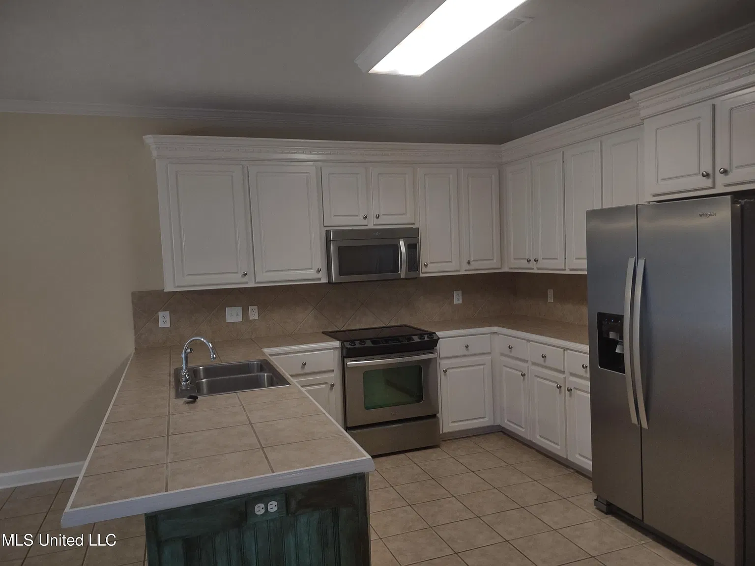 3 bed, 2.0 bath, 1758 sqft, $2,495 — Photo 4